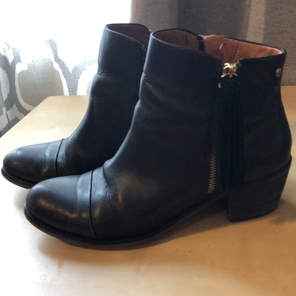 Pikolinos black leather ankle boots